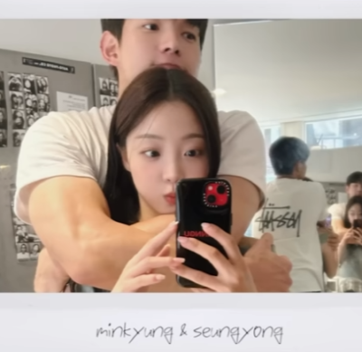 서로를 배려하며 대화하는 두 사람