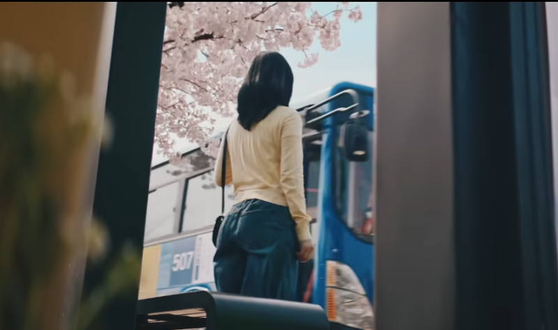 카리나가 진지한 표정으로 페이커를 바라보는 광고 장면