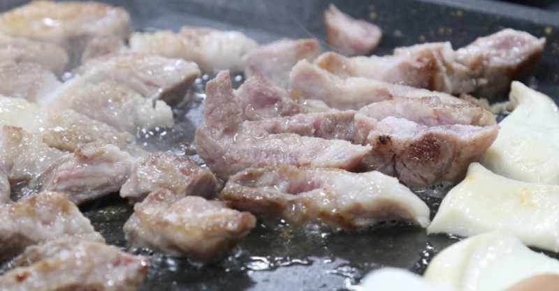 15,000원 양념목살 솥밥 한 상