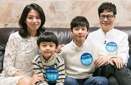 팔불출 같다며 쑥스러워하는 윤상의 방송 장면