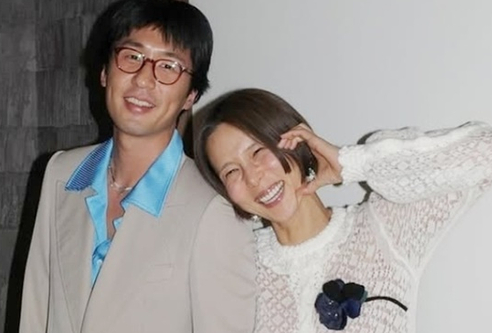 김나영 마이큐 봄 룩북 촬영 장면