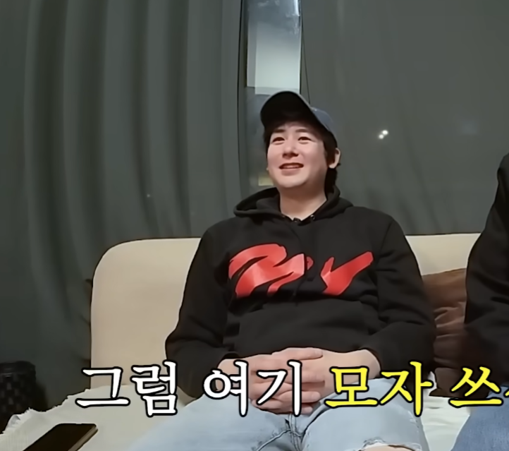 멤버들과 소통하는 닉쿤