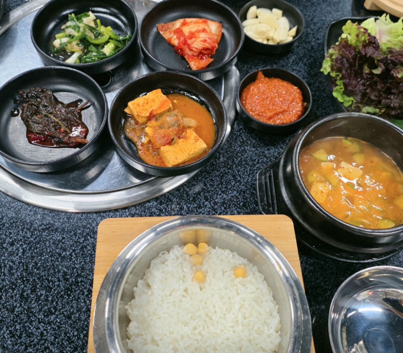윤가네고기창고 가게 외관 모습
