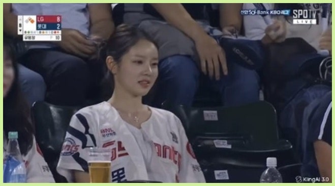 논란의 중심이 된 테이블 위 발 올림 장면