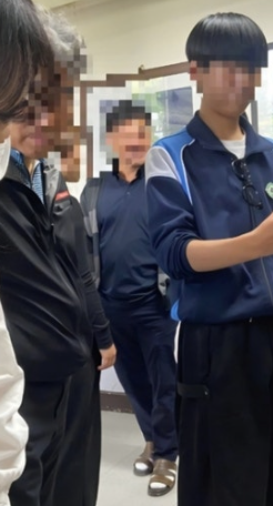 페라리 차량과 주변 환경