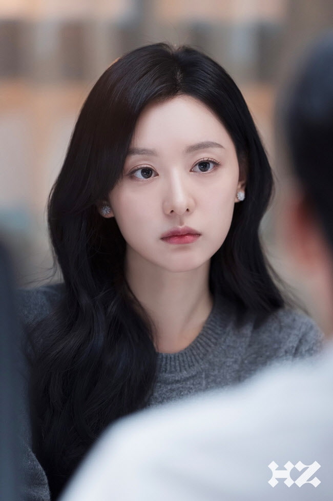 앞머리 없이 긴 웨이브 헤어로 우아한 분위기를 연출한 김지원