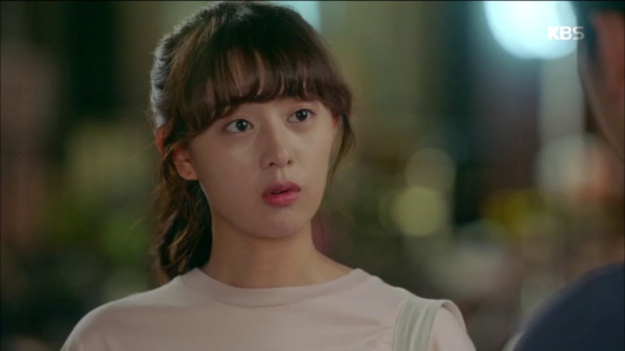 러블리한 펌 헤어로 사랑스러운 매력을 뽐낸 김지원