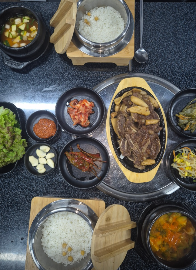 갓 지어낸 솥밥과 반찬