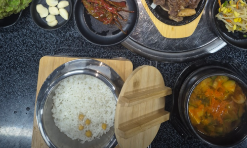 양념목살과 솥밥 된장찌개가 차려진 식탁