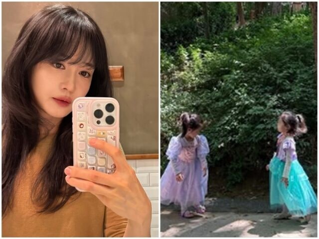손을 잡고 걷고 있는 쌍둥이 자매