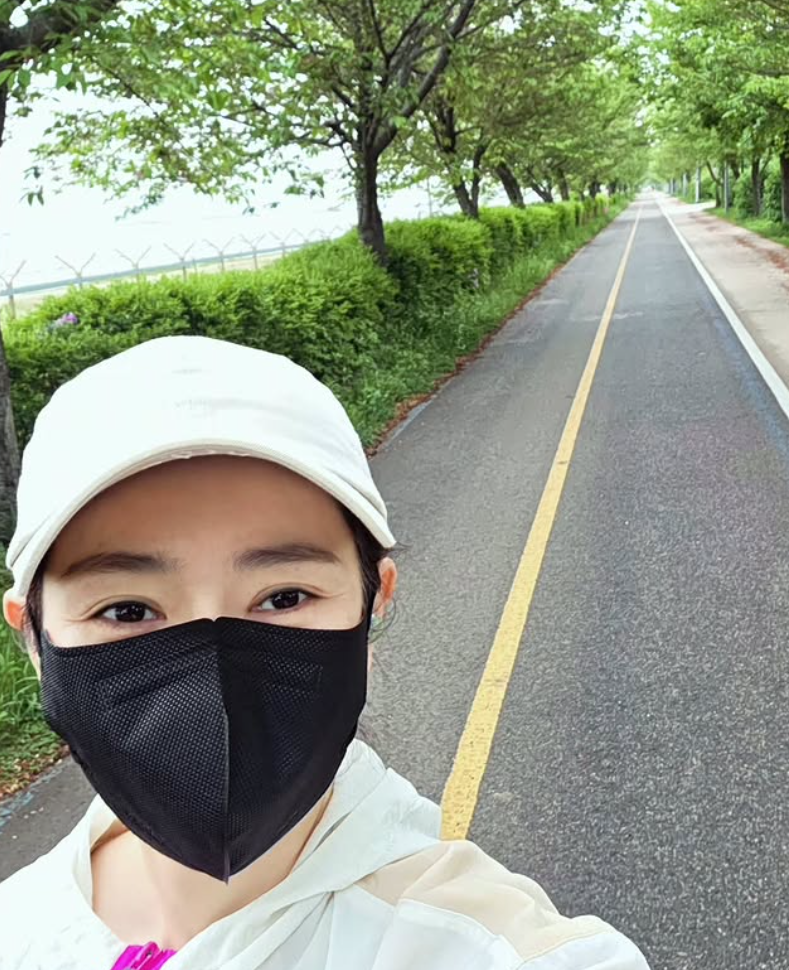 메이비 단발머리 셀카