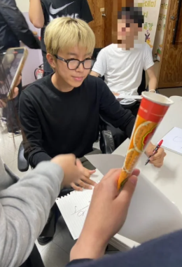 후배들과의 만남 장면