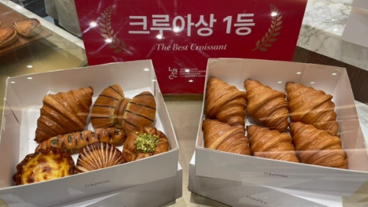 갓 구운 크루아상과 매장 방문 모습