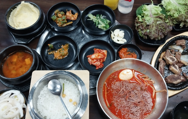 윤가네고기창고의 푸짐한 음식 구성