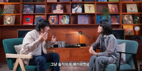 왓챠 유튜브 채널 출연 장면
