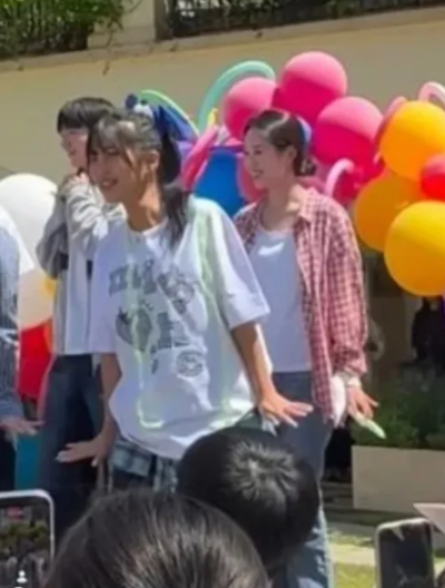 자연스러운 대화 나누는 두 사람