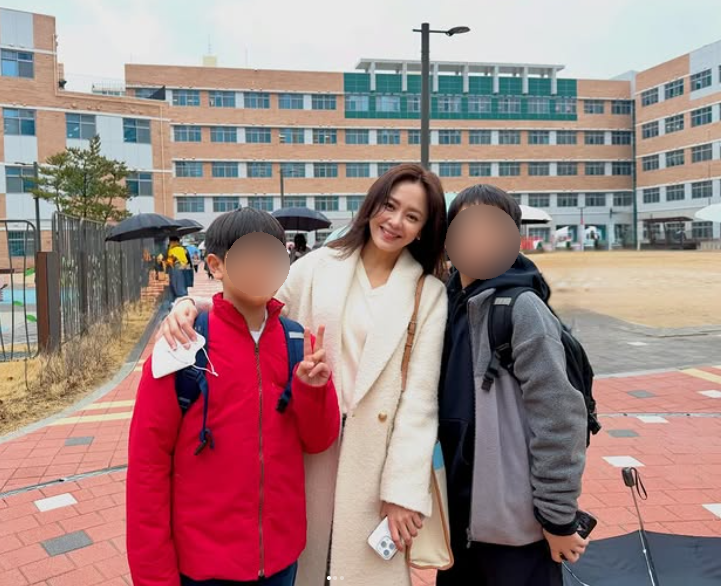 감귤 밭에서 웃는 두 사람