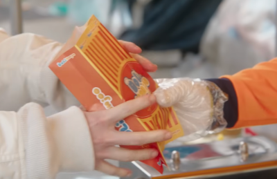 전통 시장 먹방 장면