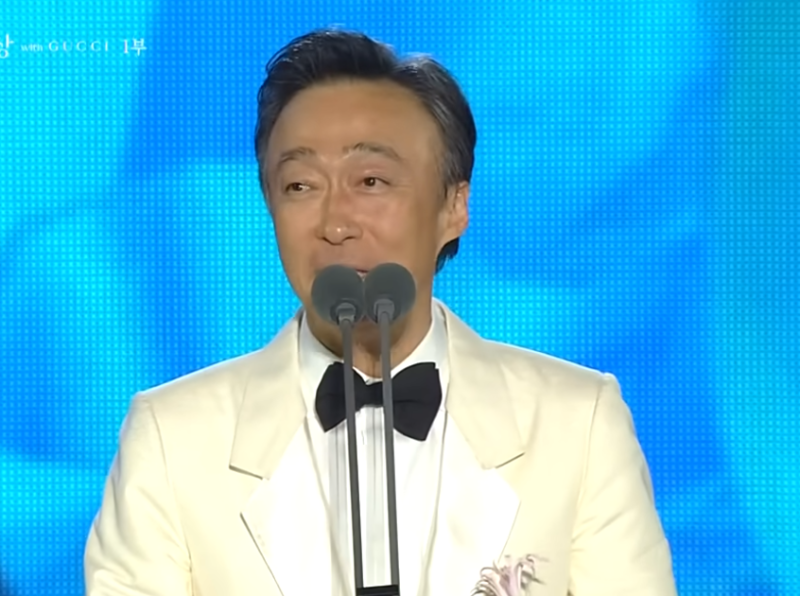 이성민 수상 소감 발언 중 모습