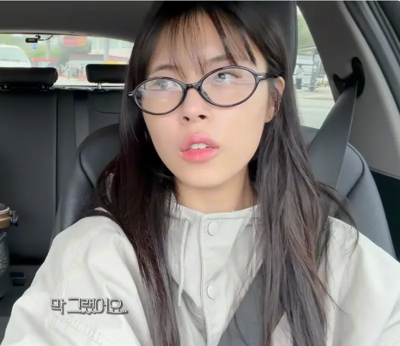 카페 매장에서 근무 중인 민도희의 모습