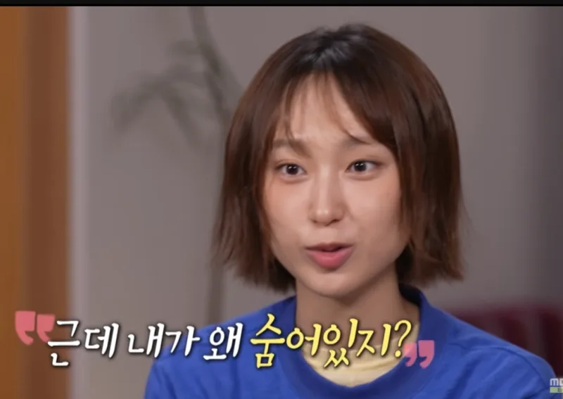 반려식물에게 햇살을 나눠주는 모습