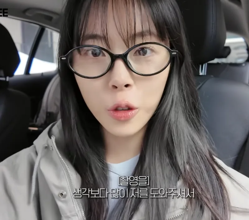 샌드위치와 음료를 준비하는 민도희의 손길