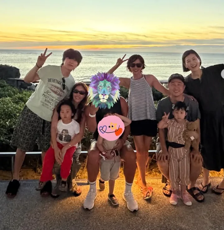 백사장에서 노는 아들의 모습