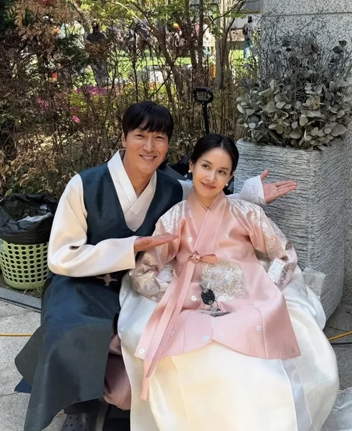 김재철 익살스러운 소개 포즈