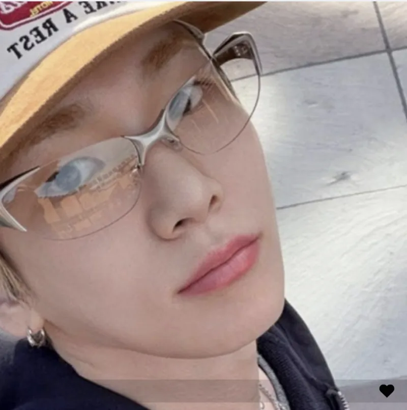 정원에서 반려견과 시간을 보내는 모습