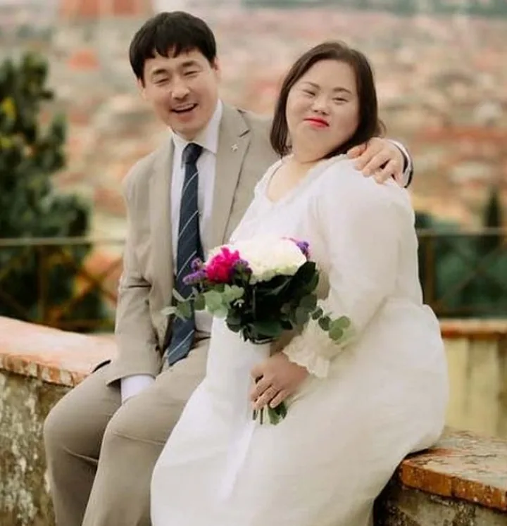 부부가 손을 잡고 포옹하는 모습
